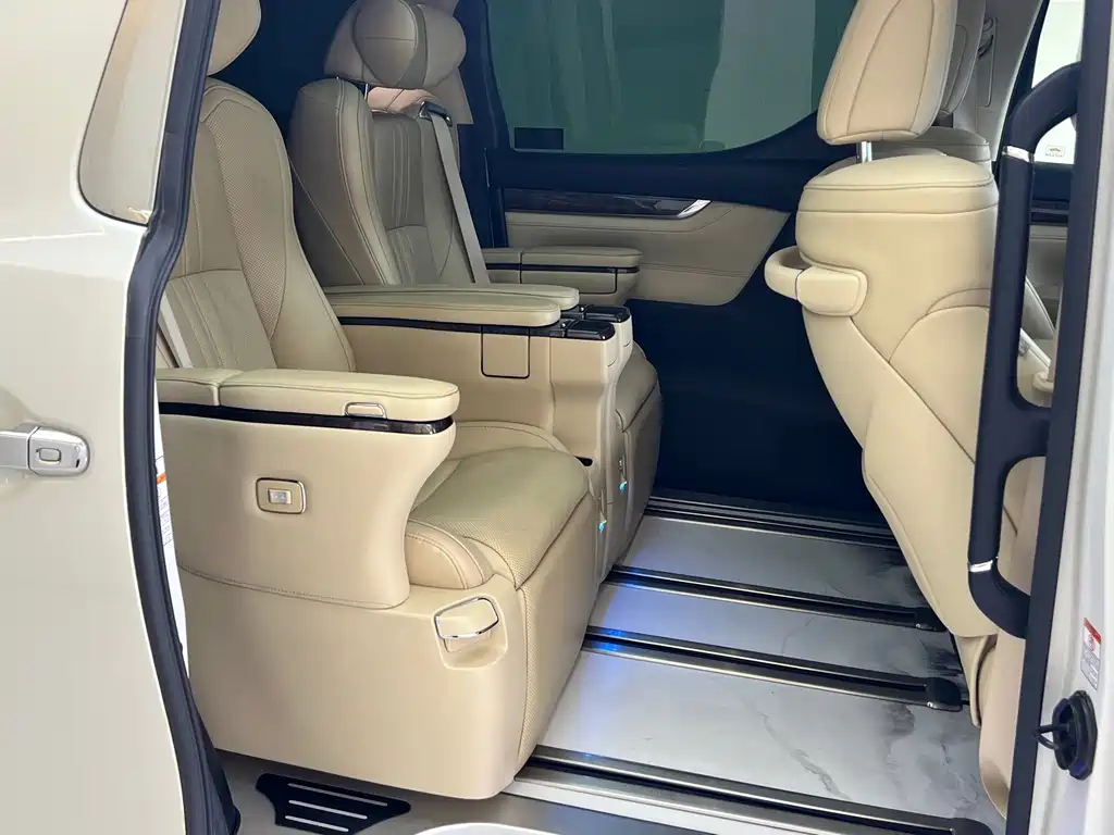 Toyota Alphard — фото 2