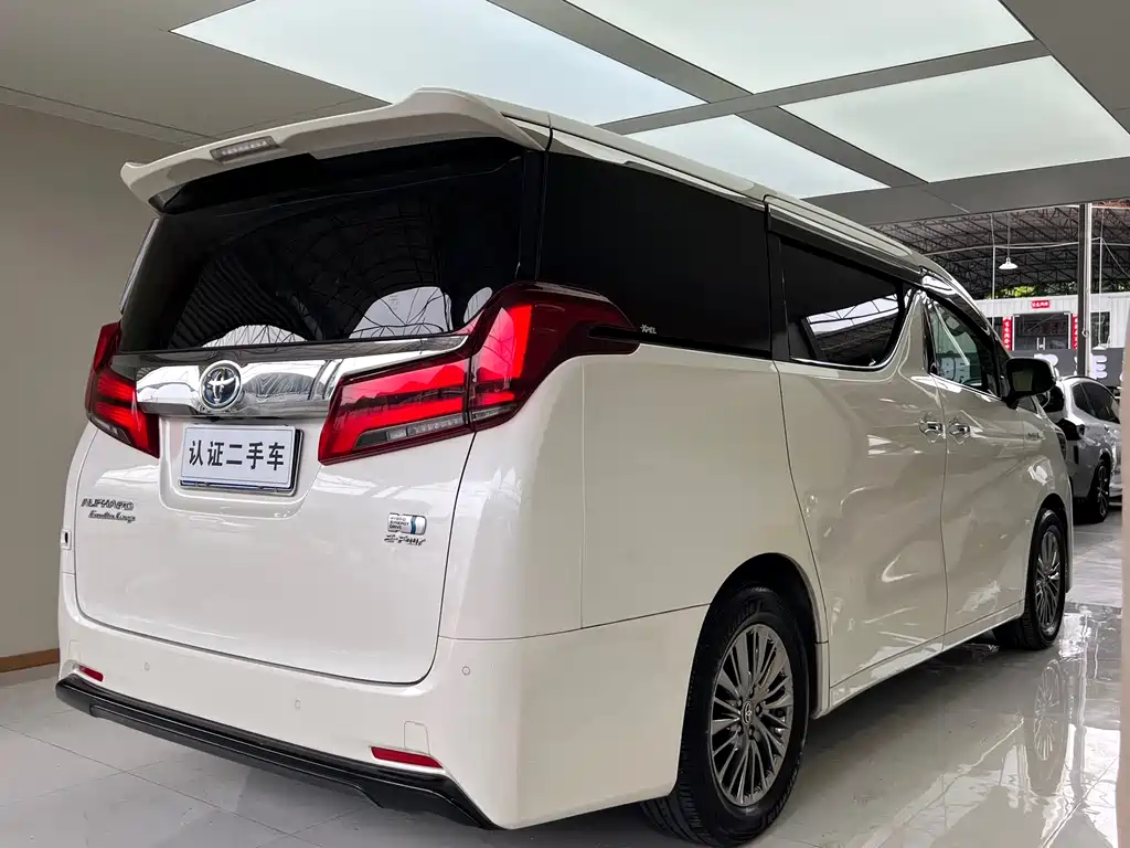 Toyota Alphard — фото 24