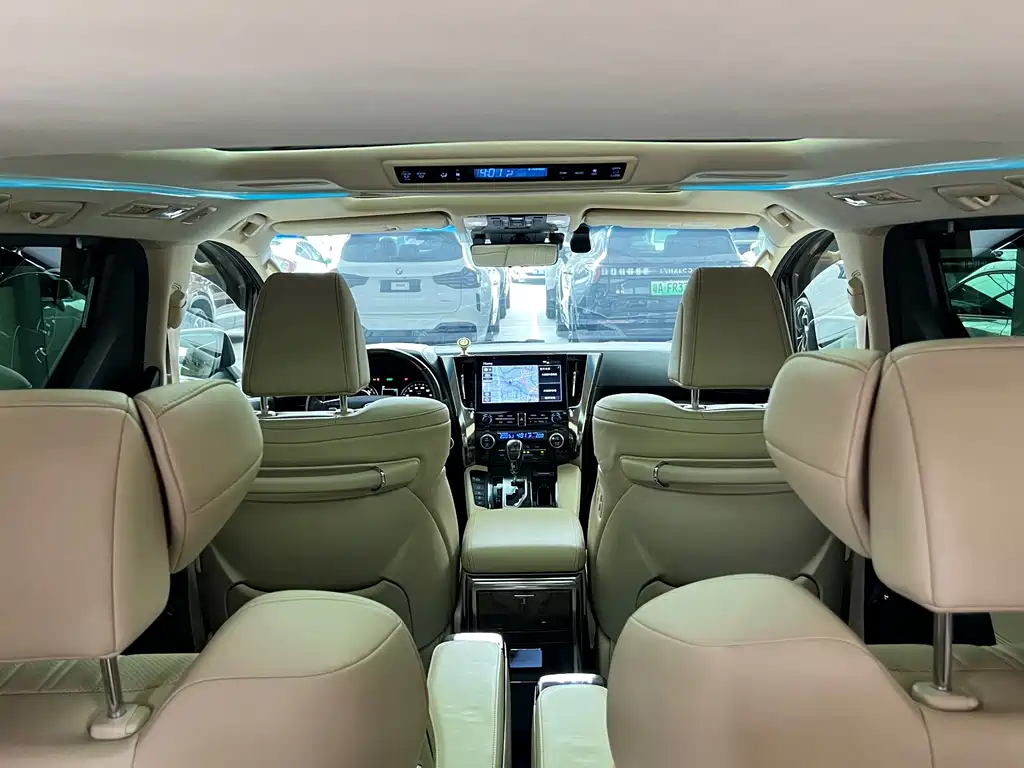 Toyota Alphard — фото 31