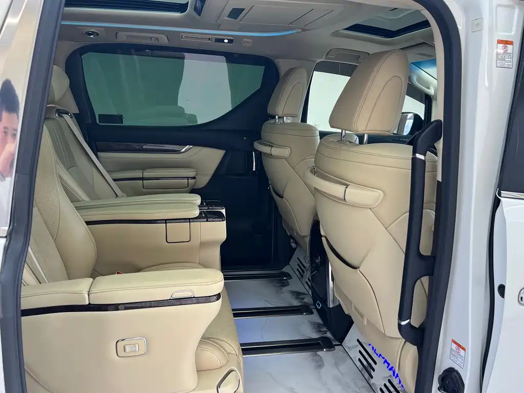 Toyota Alphard — фото 34