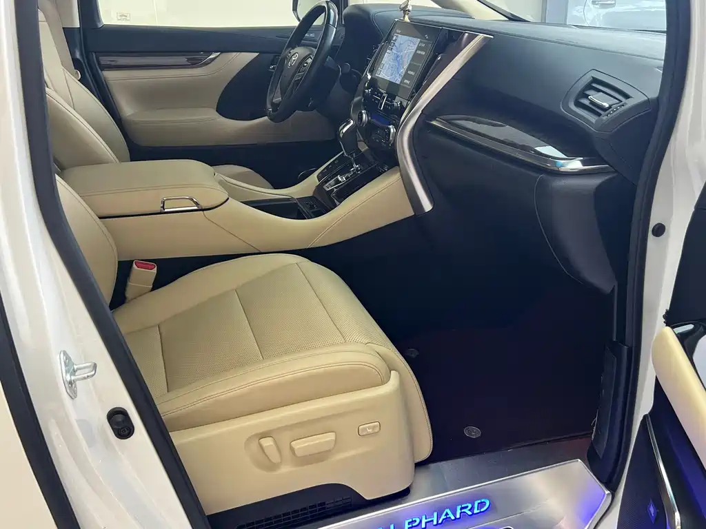 Toyota Alphard — фото 6
