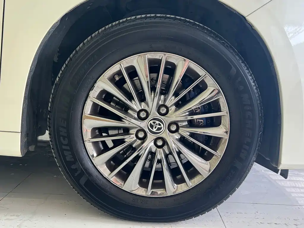 Toyota Alphard — фото 7