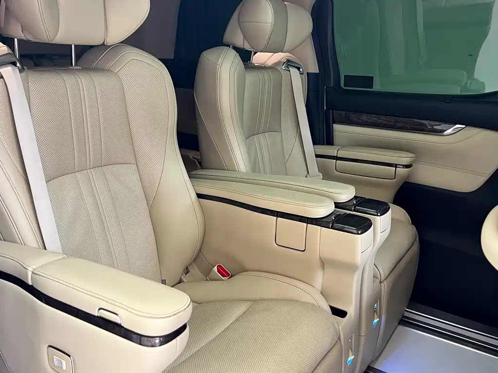 Toyota Alphard — фото 8