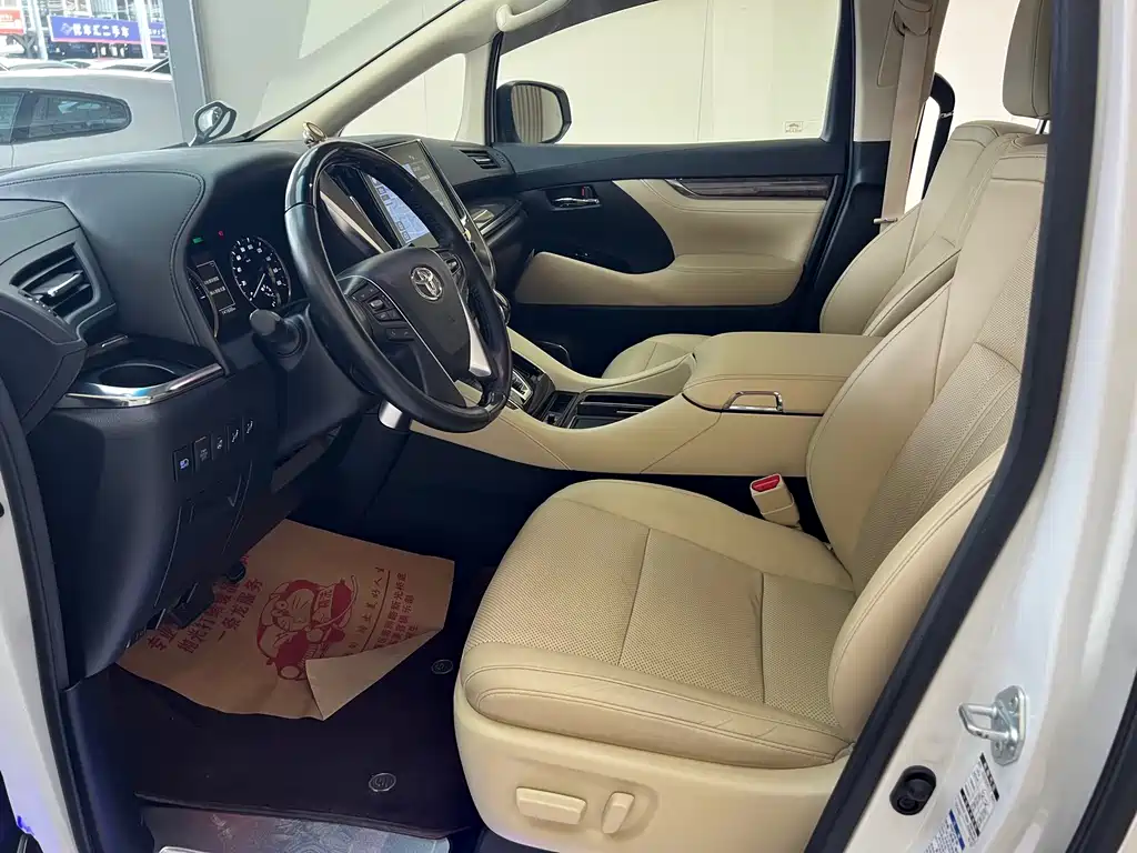 Toyota Alphard — фото 9