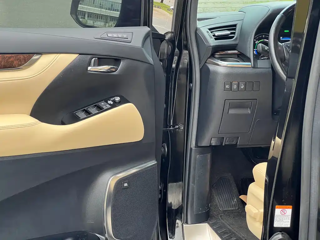 Toyota Alphard — фото 11