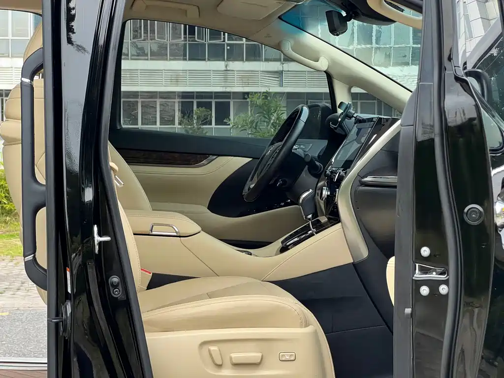 Toyota Alphard — фото 14