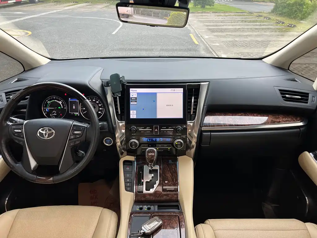 Toyota Alphard — фото 18