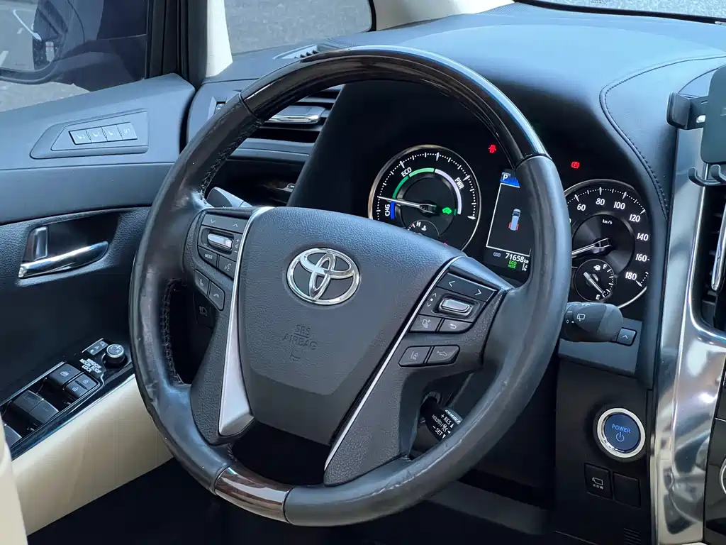 Toyota Alphard — фото 19