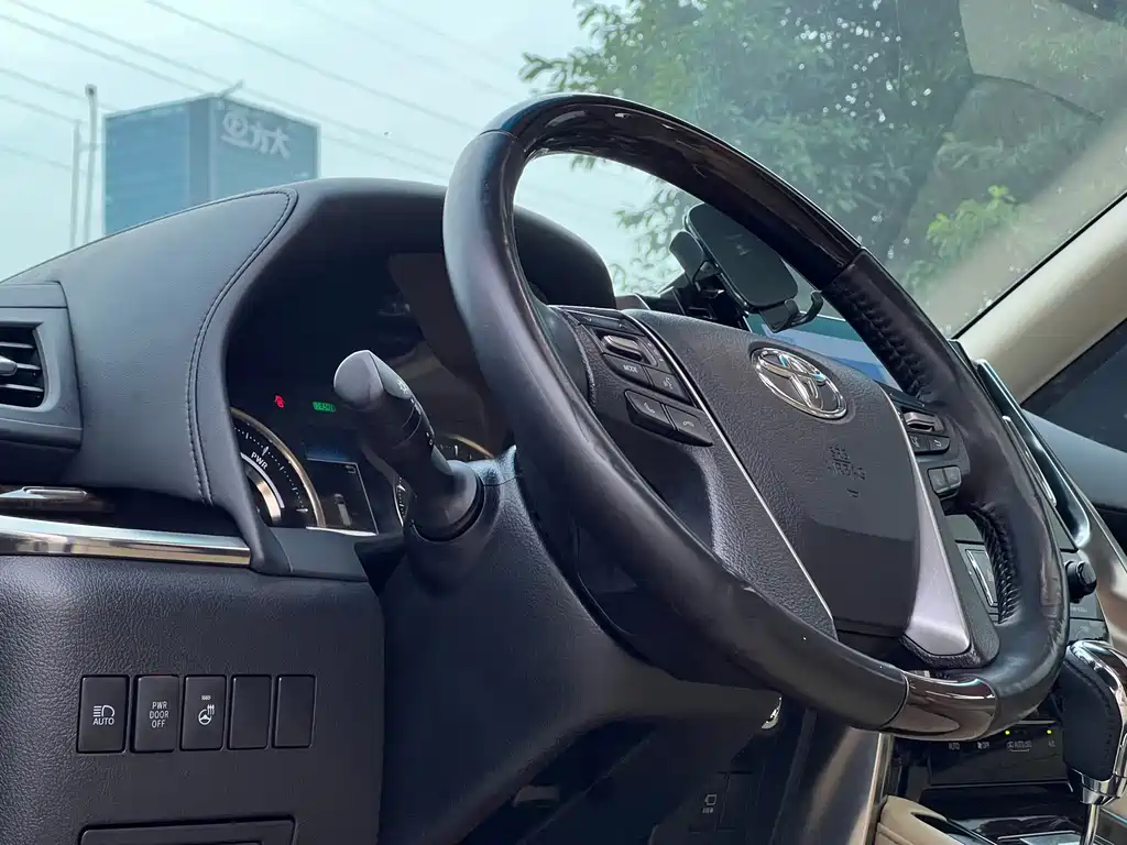 Toyota Alphard — фото 21