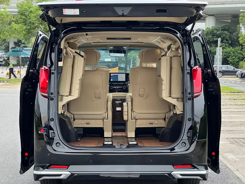 Toyota Alphard — фото 22