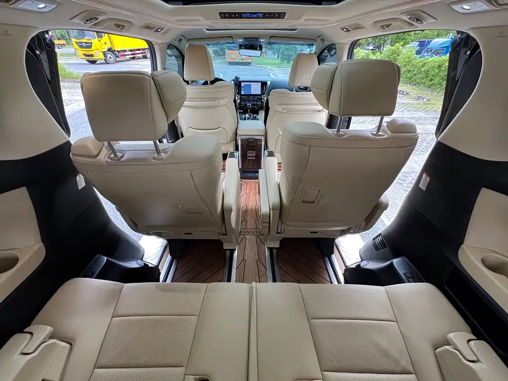 Toyota Alphard — фото 23