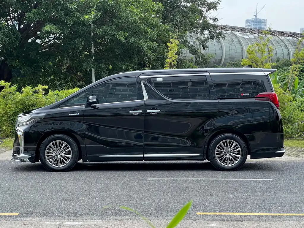 Toyota Alphard — фото 4