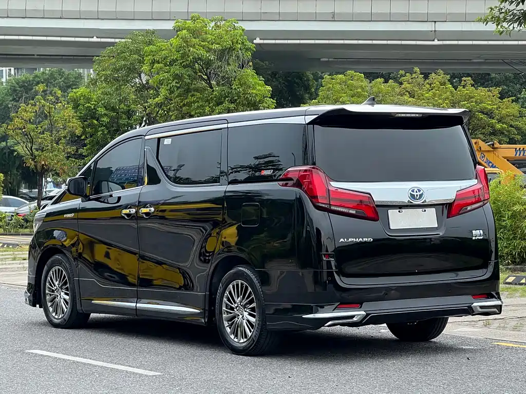 Toyota Alphard — фото 5