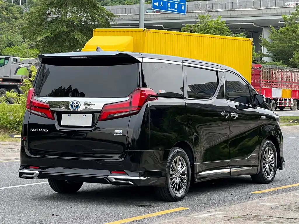 Toyota Alphard — фото 7