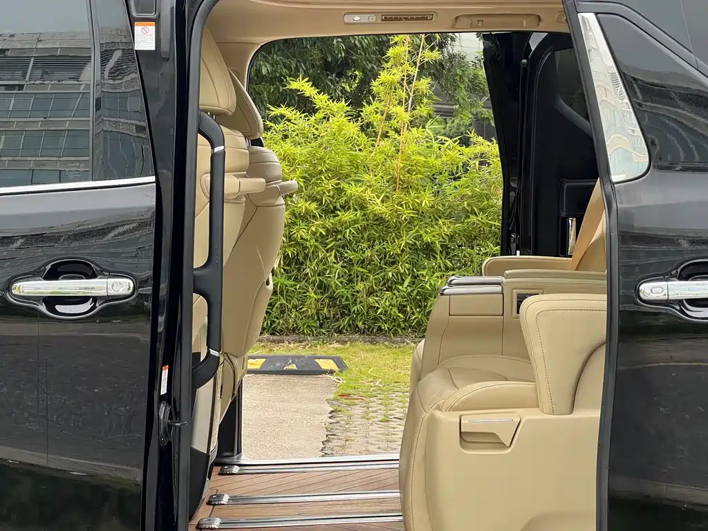 Toyota Alphard — фото 8
