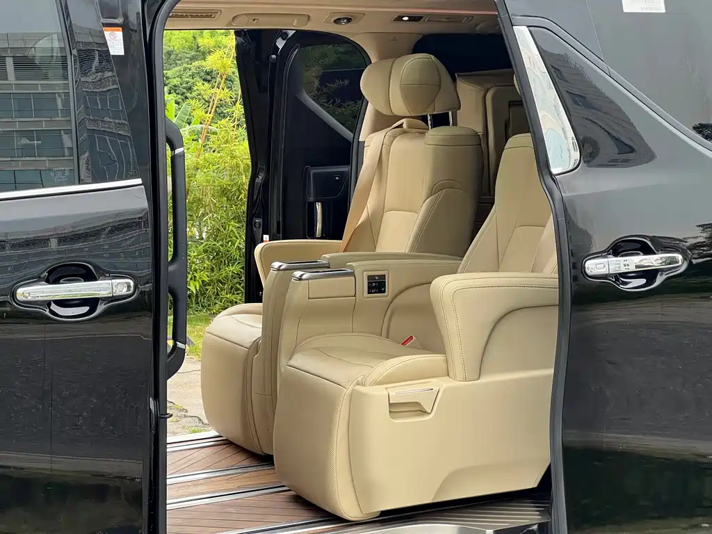 Toyota Alphard — фото 9