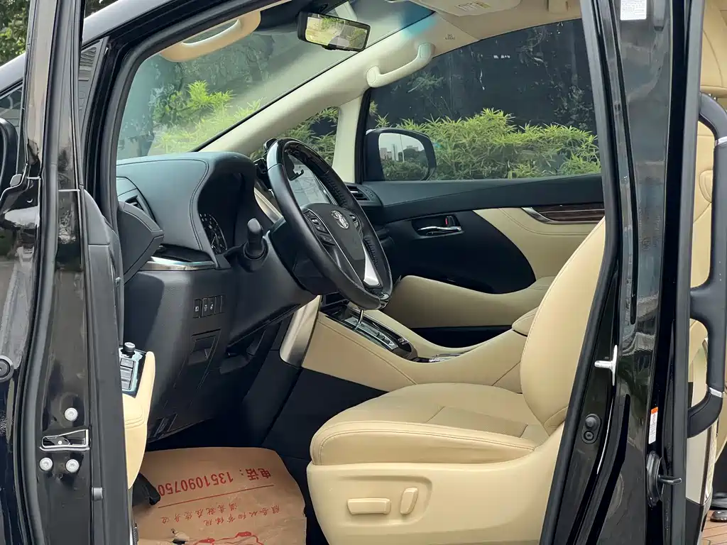 Toyota Alphard — фото 10