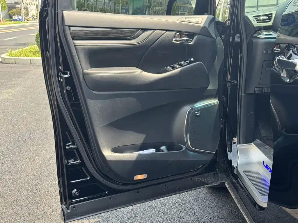 Toyota Vellfire — фото 8