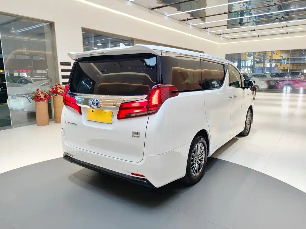 Toyota Alphard — фото 5