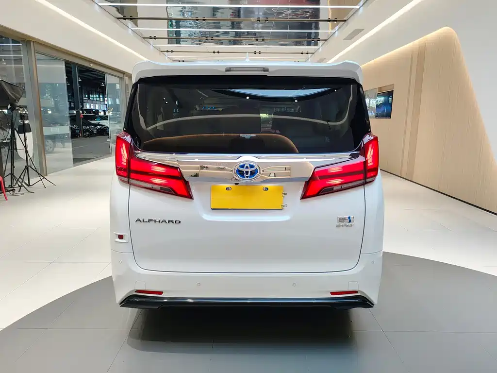 Toyota Alphard — фото 7