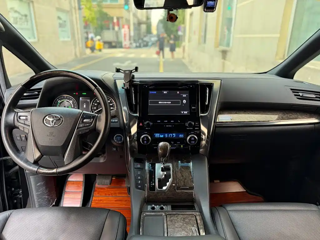 Toyota Vellfire — фото 11