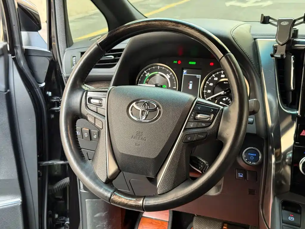Toyota Vellfire — фото 8