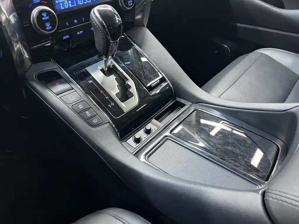 Toyota Vellfire — фото 7