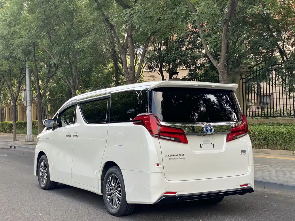 Toyota Alphard — фото 2
