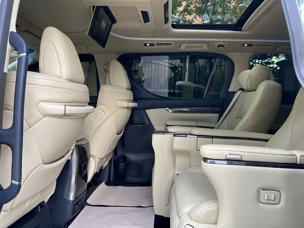 Toyota Alphard — фото 11