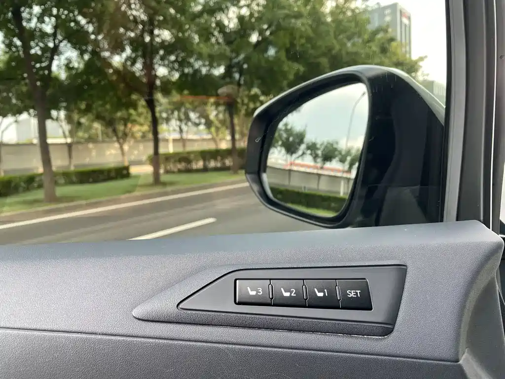 Toyota Alphard — фото 14