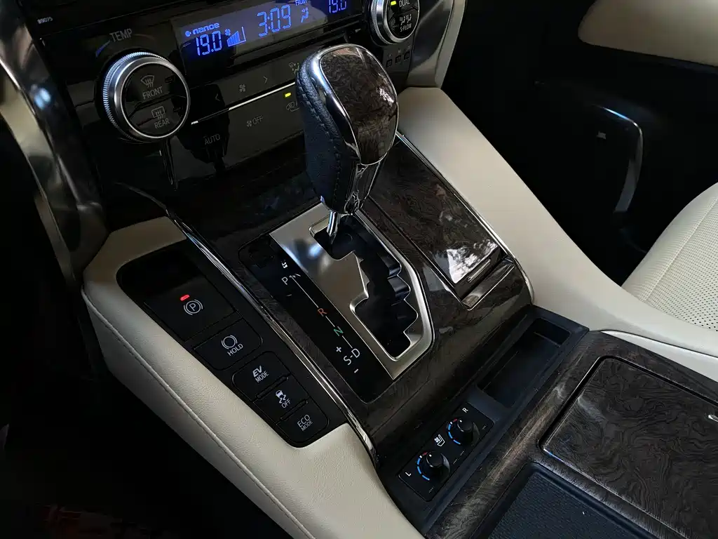 Toyota Alphard — фото 17