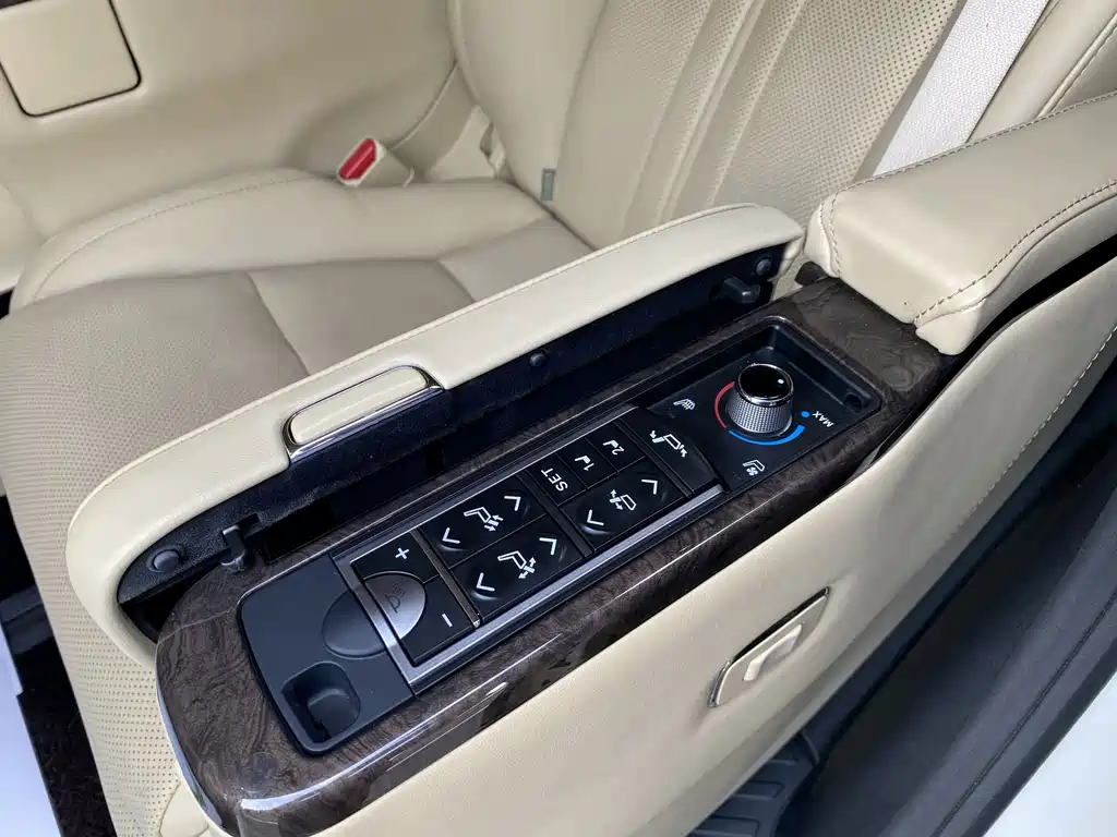 Toyota Alphard — фото 18