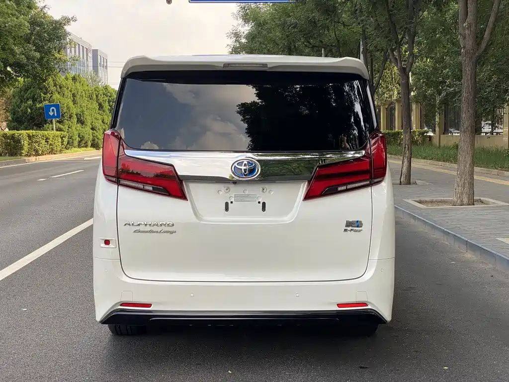 Toyota Alphard — фото 3
