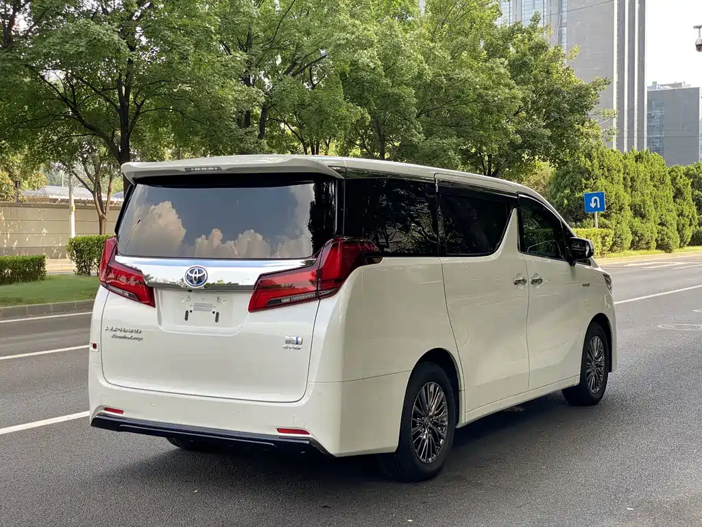 Toyota Alphard — фото 4