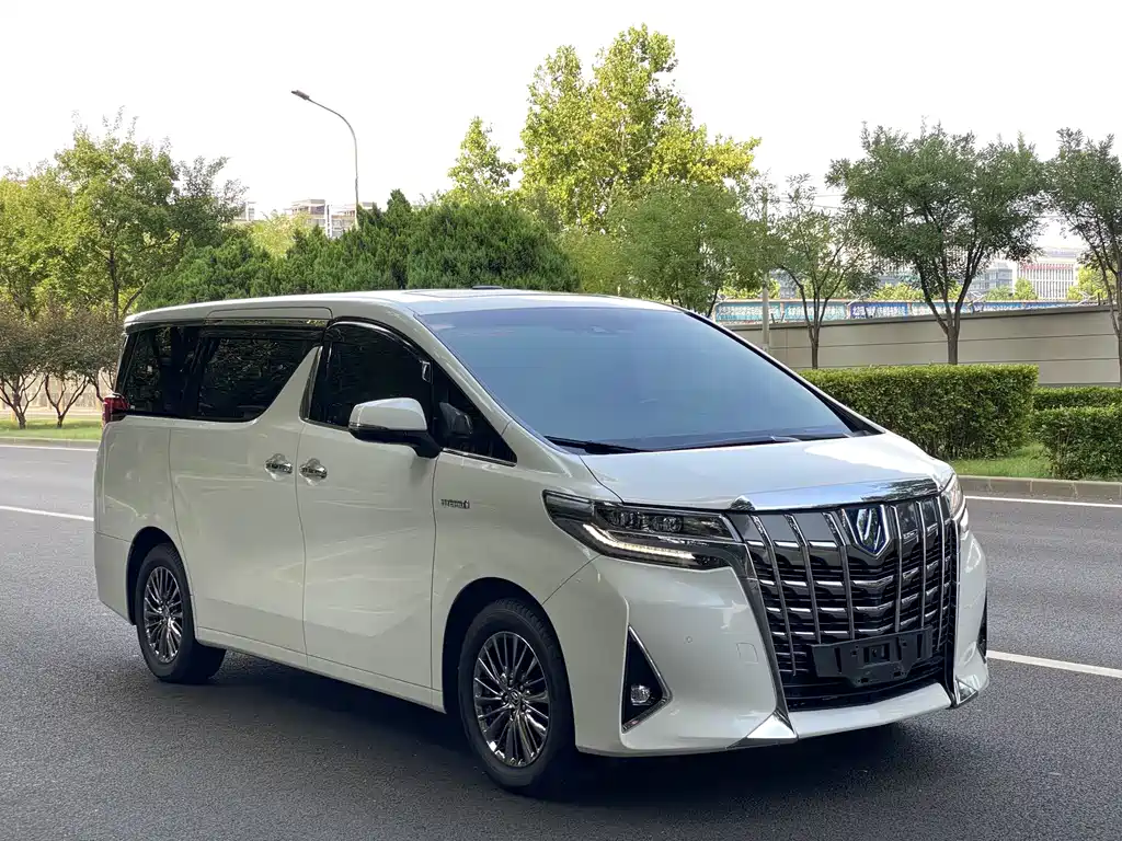 Toyota Alphard — фото 5