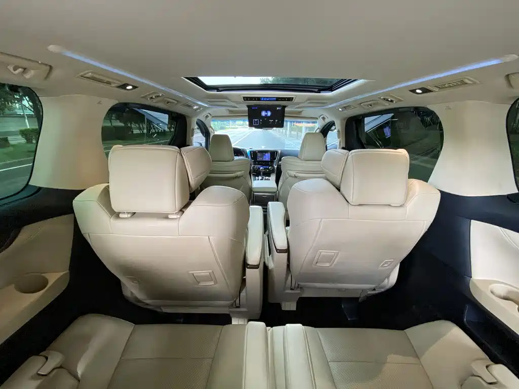 Toyota Alphard — фото 8