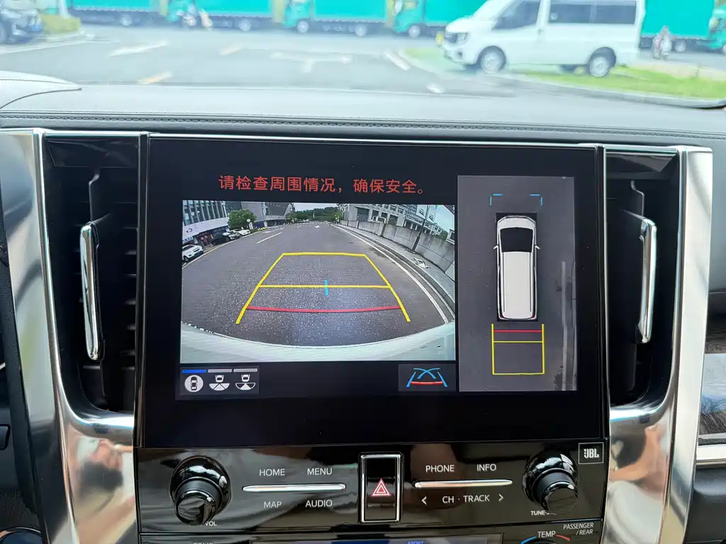 Toyota Alphard — фото 17