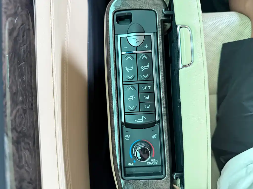 Toyota Alphard — фото 18