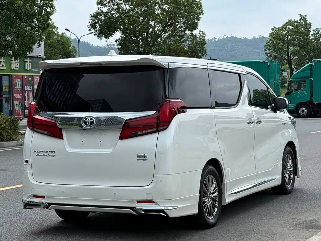 Toyota Alphard — фото 3