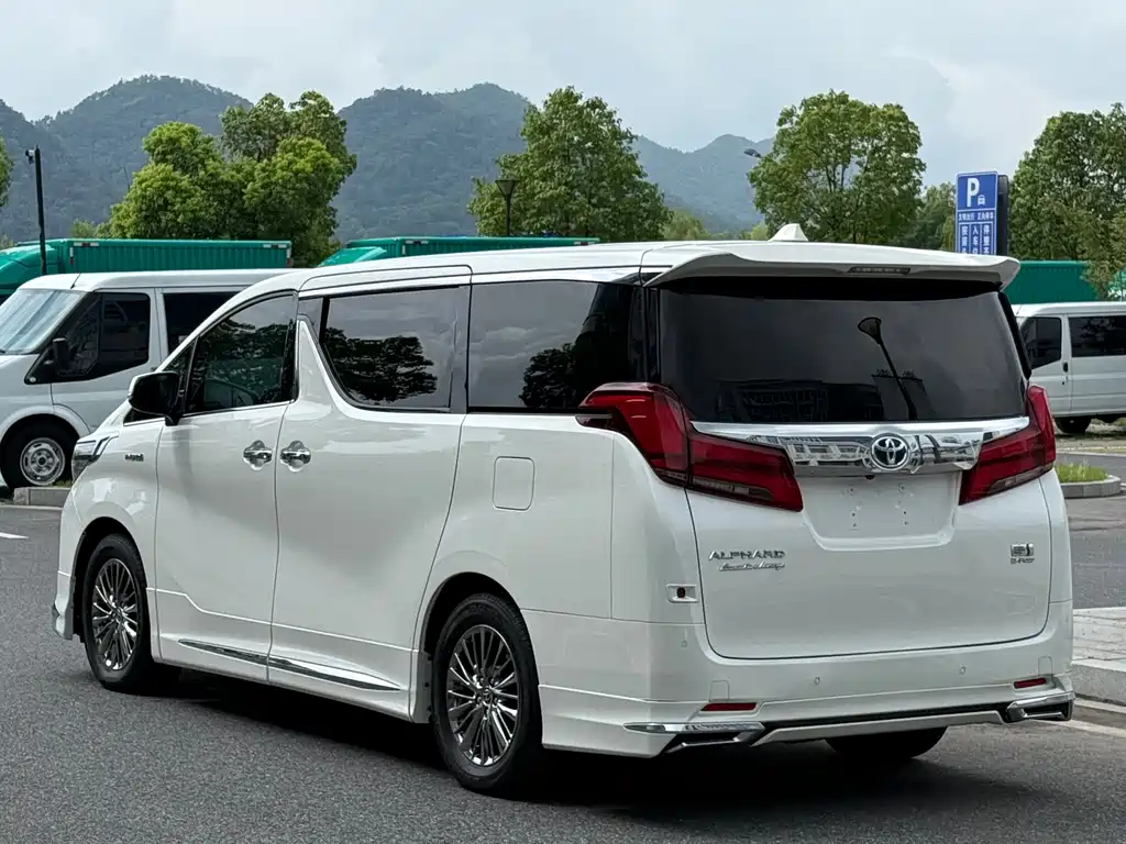 Toyota Alphard — фото 4