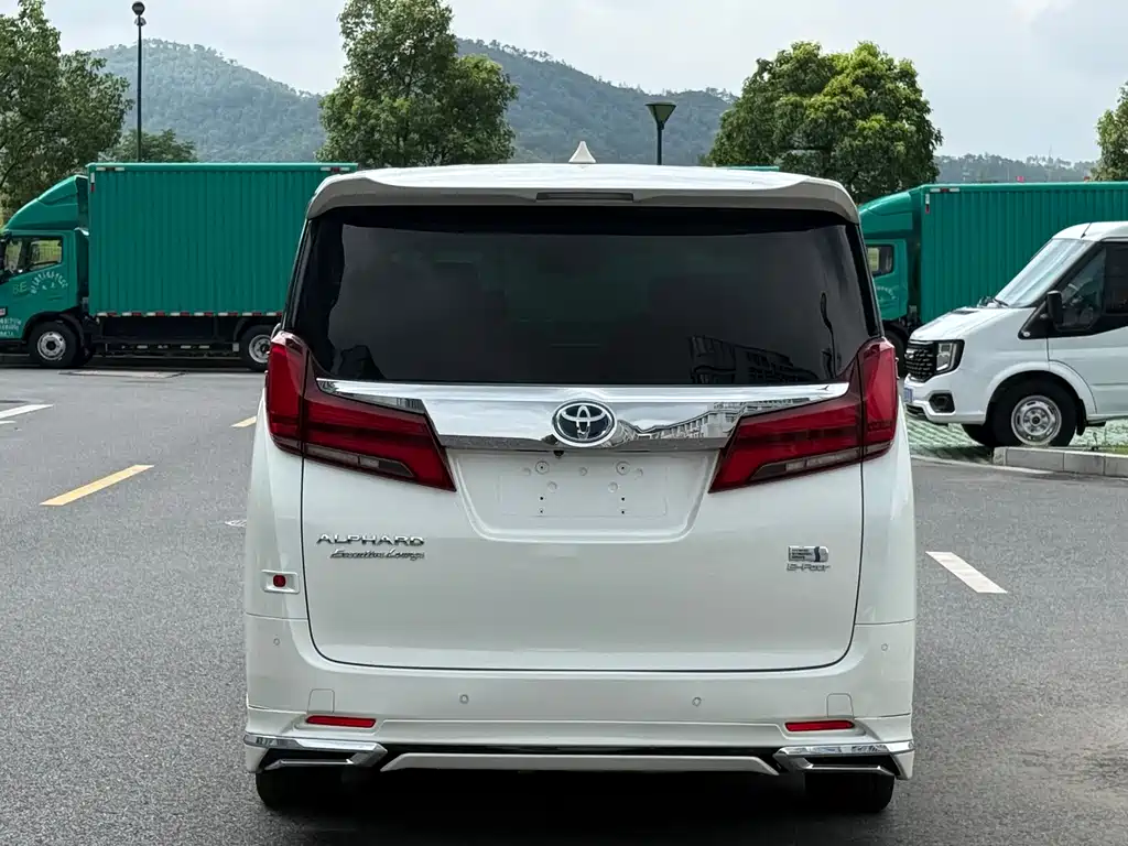 Toyota Alphard — фото 6