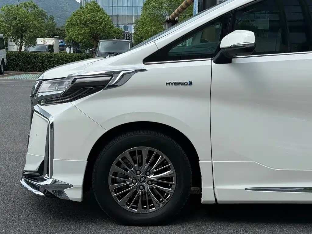 Toyota Alphard — фото 7