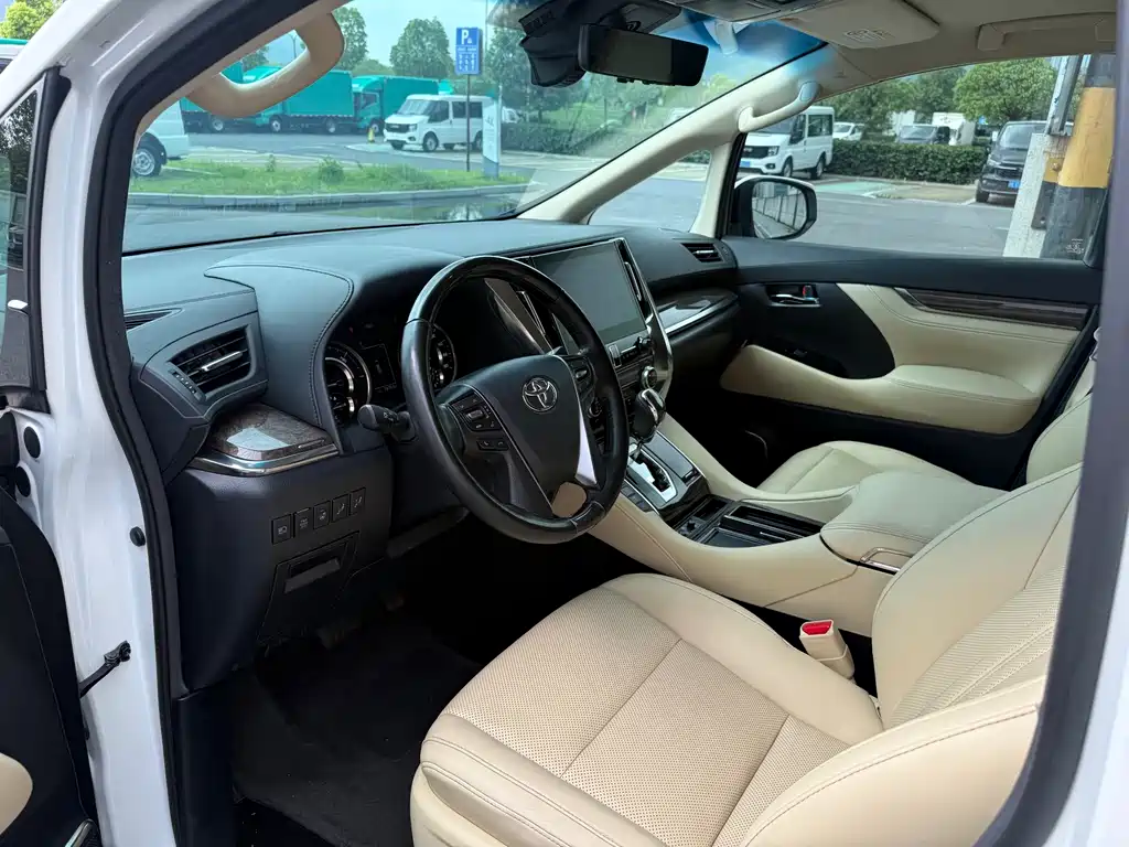 Toyota Alphard — фото 8