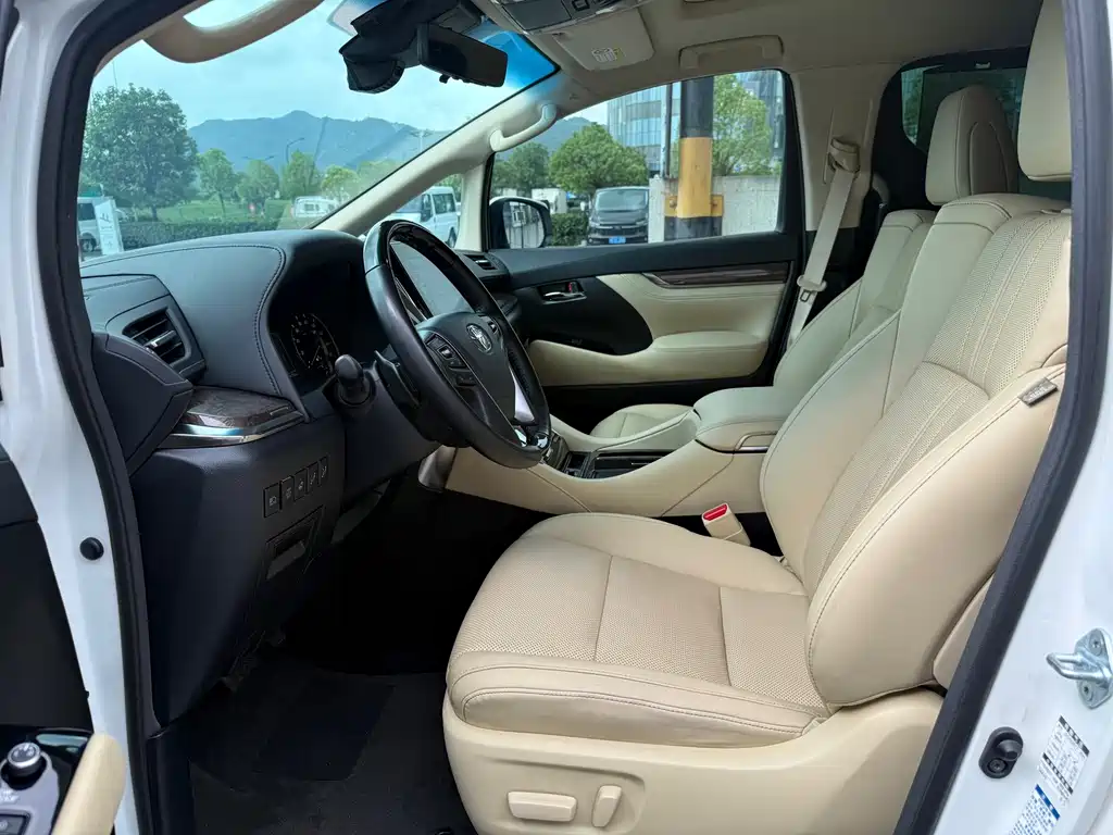 Toyota Alphard — фото 9