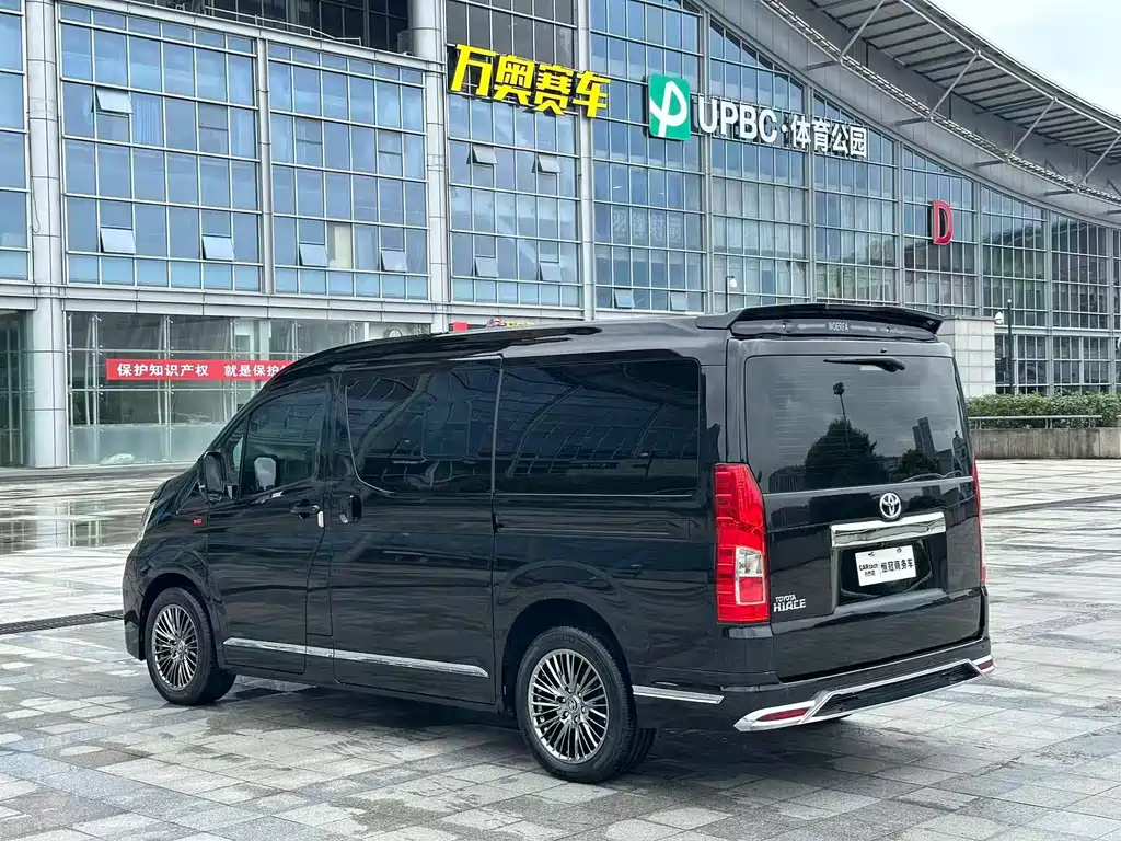 Toyota Hiace — фото 4