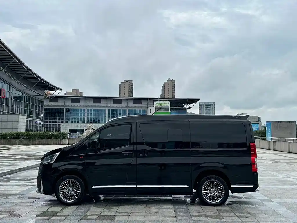 Toyota Hiace — фото 5