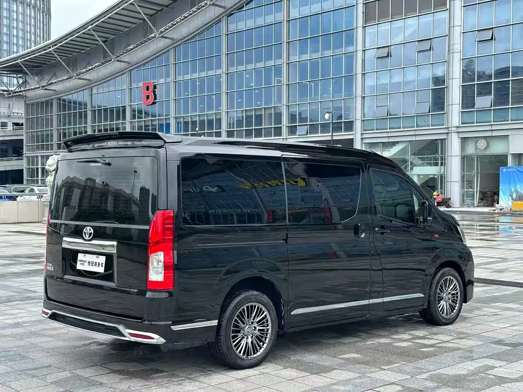 Toyota Hiace — фото 6