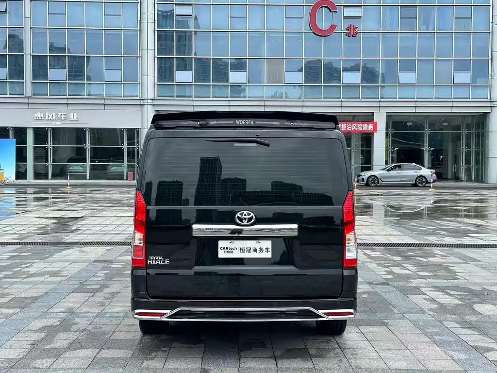 Toyota Hiace — фото 7