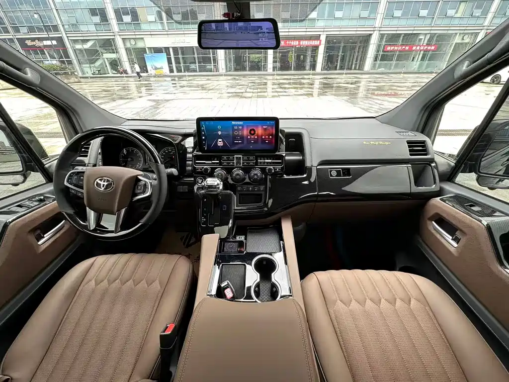 Toyota Hiace — фото 8