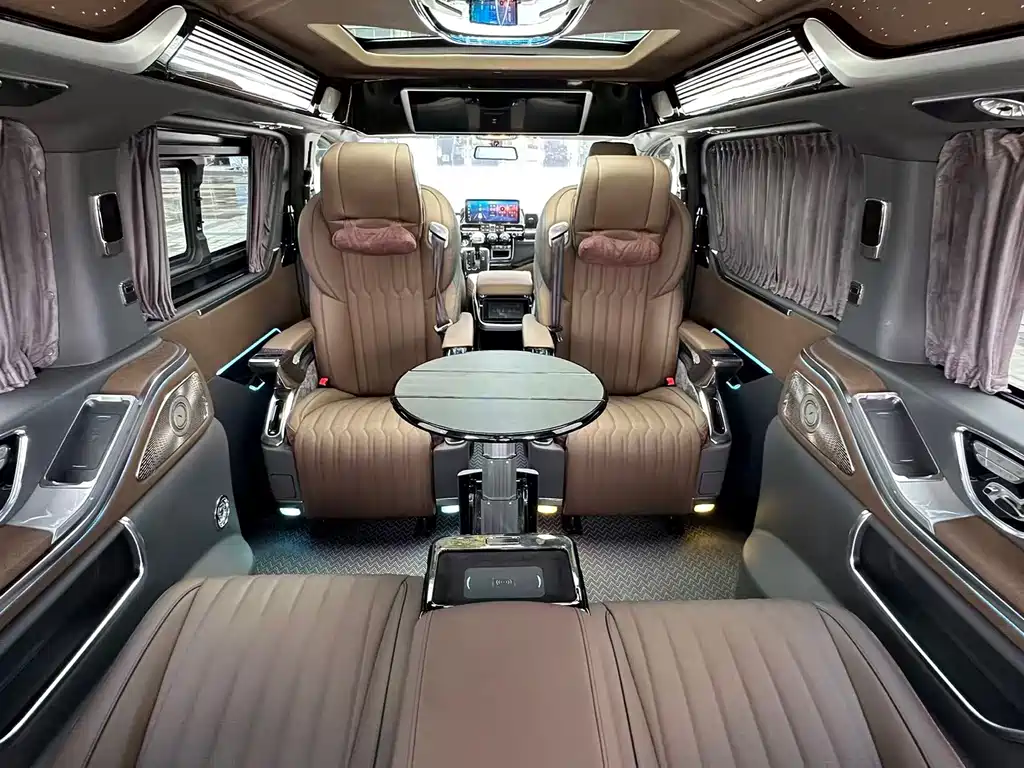 Toyota Hiace — фото 10